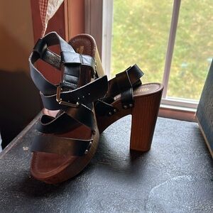 Massimo supply company, chunk sandles, size 7
